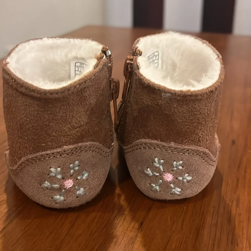 Weebok by Reebok Mini Snowflake Baby Infant Booties Boots and Mitts set Size 0